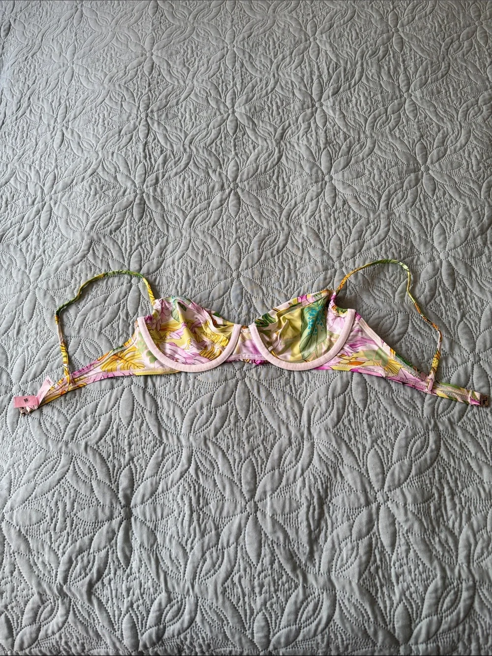 Victoria’s Secret Bikini - Picture 6 of 11